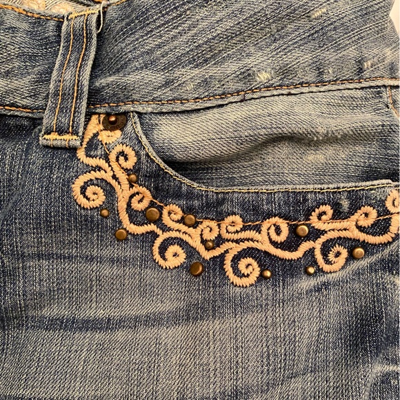 EUC Guess Premium Size 31 Embroidered and Distressed Bootcut Jeans - Picture 7 of 15
